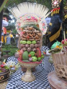 Upakara Banten Gebogan dengan sarana hasil kebun penduduk setempat